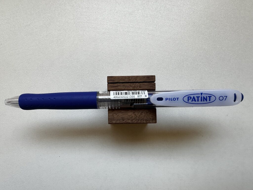 PILOT PATINT 0.7mmのボールペン(ブルー)が木製スタンドに置かれている