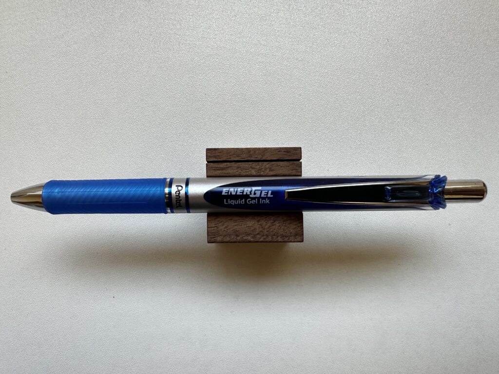 Pentel EnerGel 0.7mm(ブルー)のゲルインクボールペンが木製スタンドに置かれている