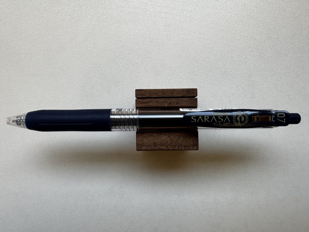 ZEBRA SARASA CLIP 0.7mm(ブラック)のボールペンが木製スタンドに置かれている