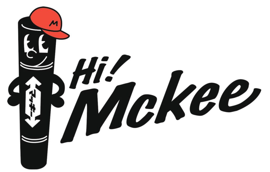 ゼブラのマーカー『マッキー』を擬人化したキャラクター『Hi! McKee』のロゴイメージ。赤い帽子をかぶった黒いマーカーが描かれている。