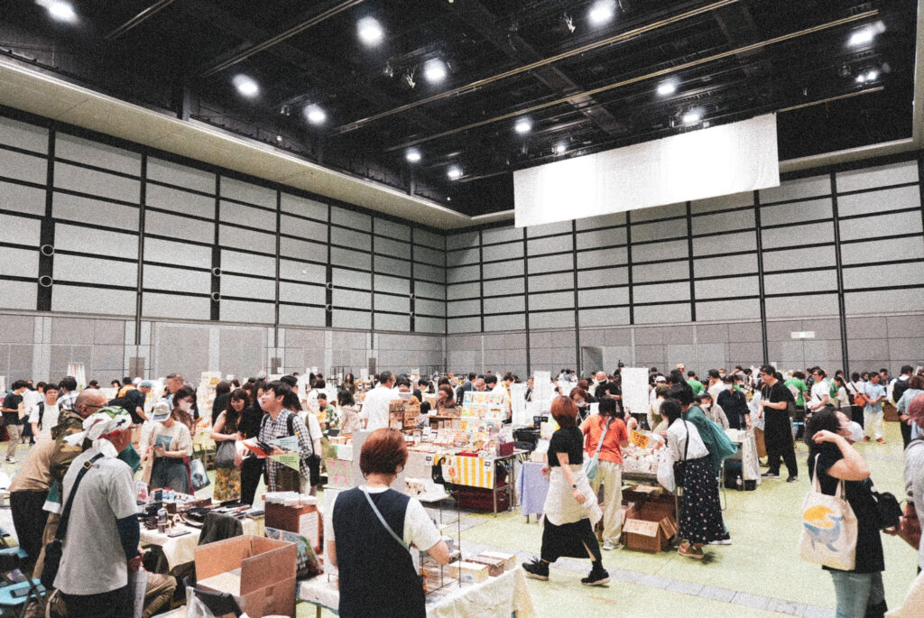 文具マーケット会場の入り口と展示ブースの様子