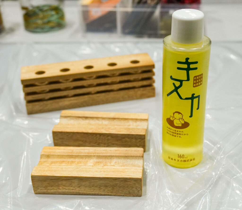香木製のペンレスト2点。奥も同じく高木製 ペン立て。仕上げ用艶出しオイルを塗って完成した。