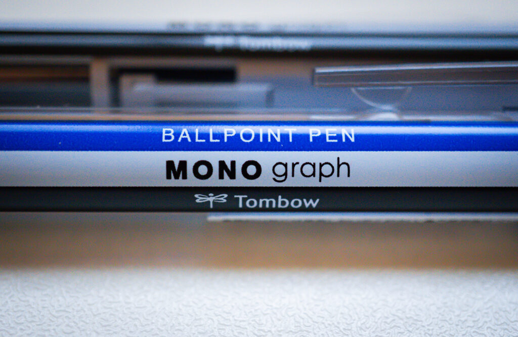 MONOgraphのロゴ部分をクローズアップ。青・白・黒の象徴カラーが記憶に残る。