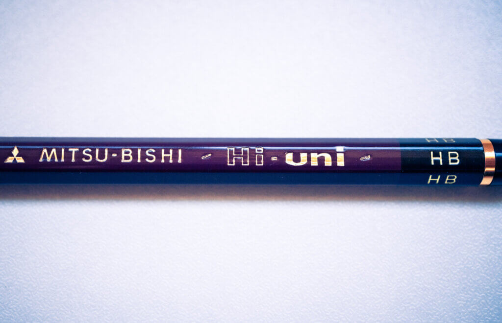 三菱鉛筆Hi-UNI HBのブランドロゴと軸デザイン