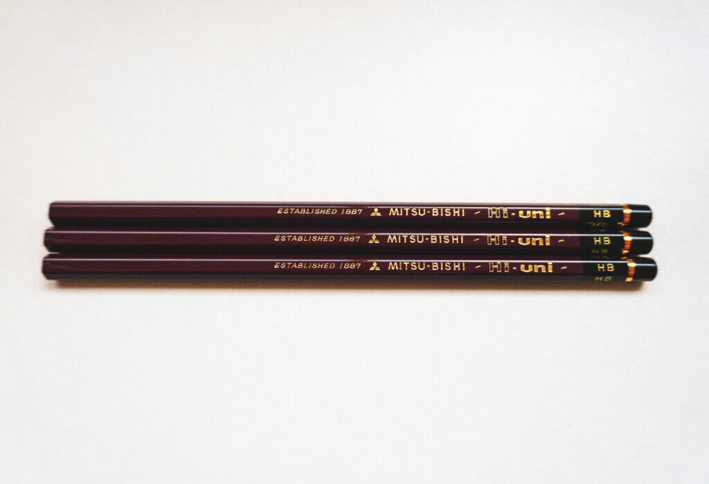 三菱鉛筆Hi-UNI HB、3本を横に並べた構図