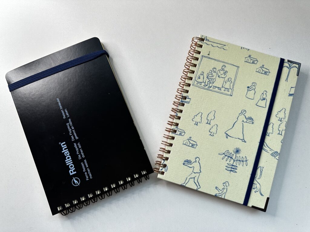 Rollbahnとカキモリの布張りノートを並べた写真