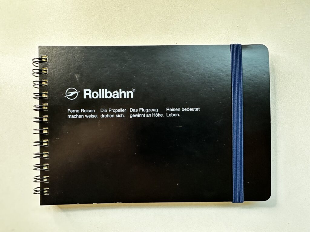 黒い表紙のRollbahnノートの表紙アップ