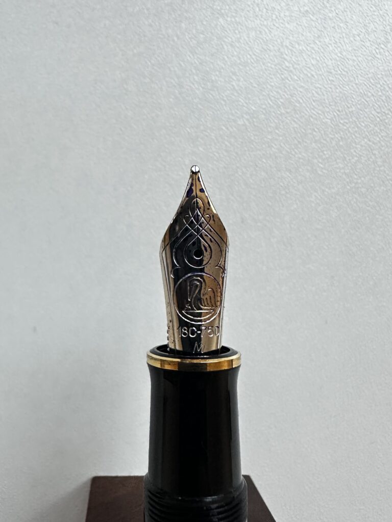 ペリカン M800のペン先クローズアップ(18C-750刻印入り)