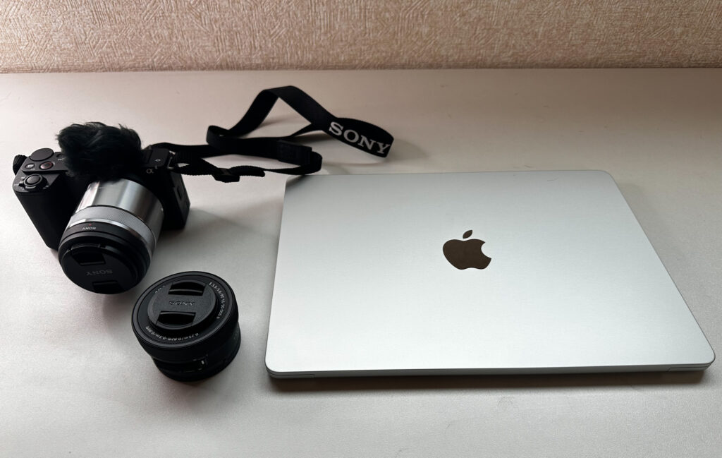 MacBook AirとZV-E10M2、交換レンズを並べた作業机上のセットアップ