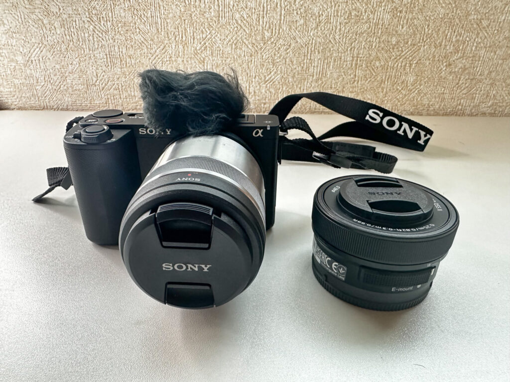 マクロレンズを装着したZV-E10M2と、付属ズームレンズを並べた購入直後の写真