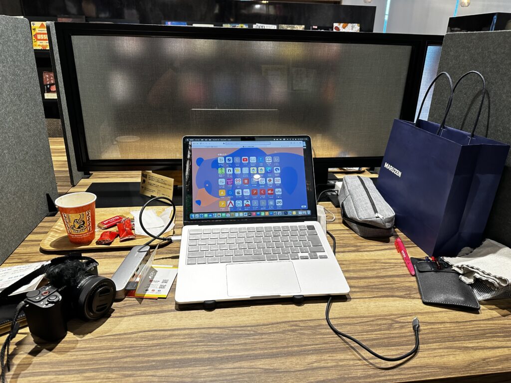 東京駅・丸善OAZOのレンタルスペースでMacBook AirとZV-E10M2を広げて作業中の様子。THINK INK NOWのライブ編集風景。