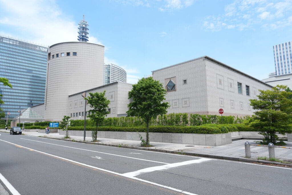 横浜美術館の外観 リニューアル中の様子