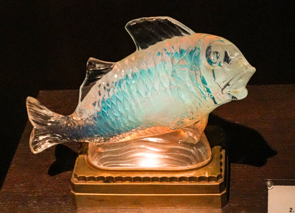 魚を模したガラス作品 光に透ける技巧の妙