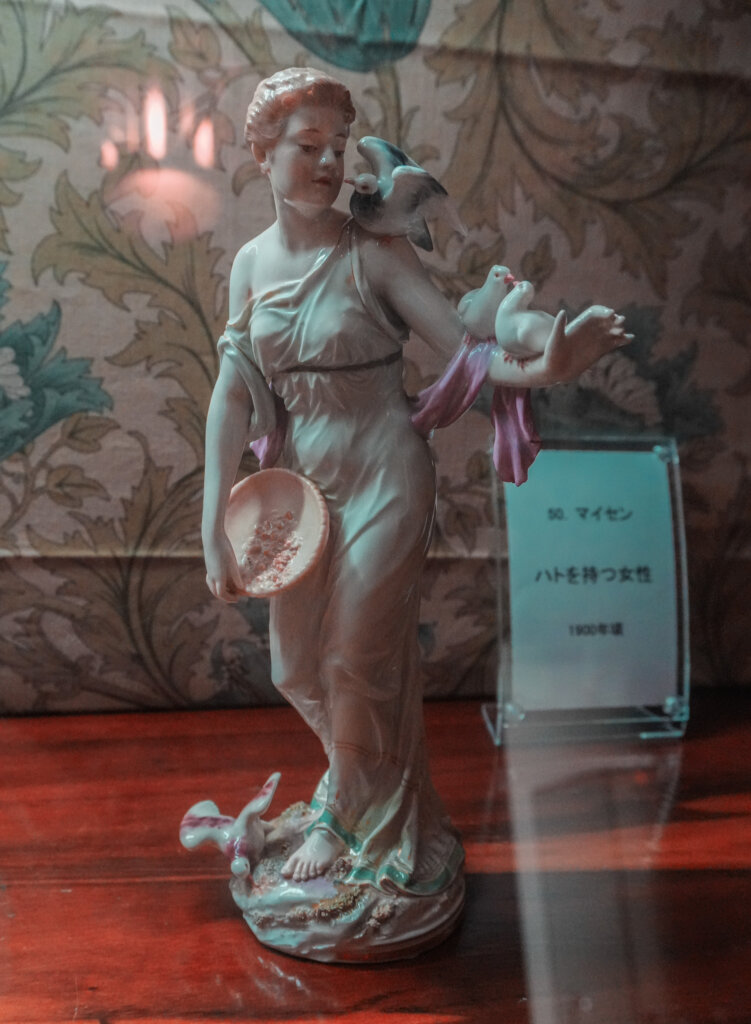 マイセン 鳩を持つ女性像 優雅な佇まい