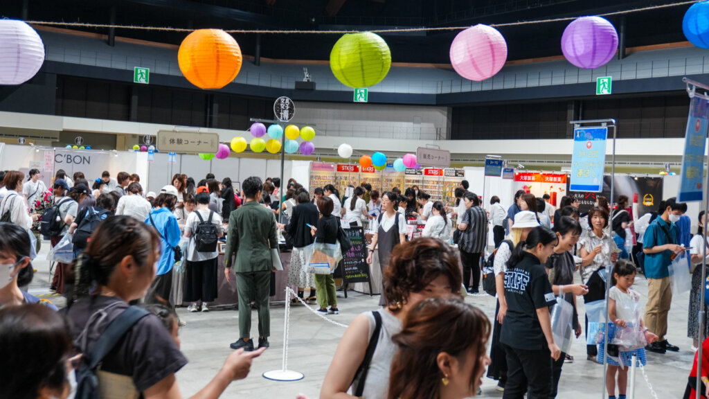 文具女子博2025の会場内の様子。広々としたホールに文具ファンの熱気が充満している。