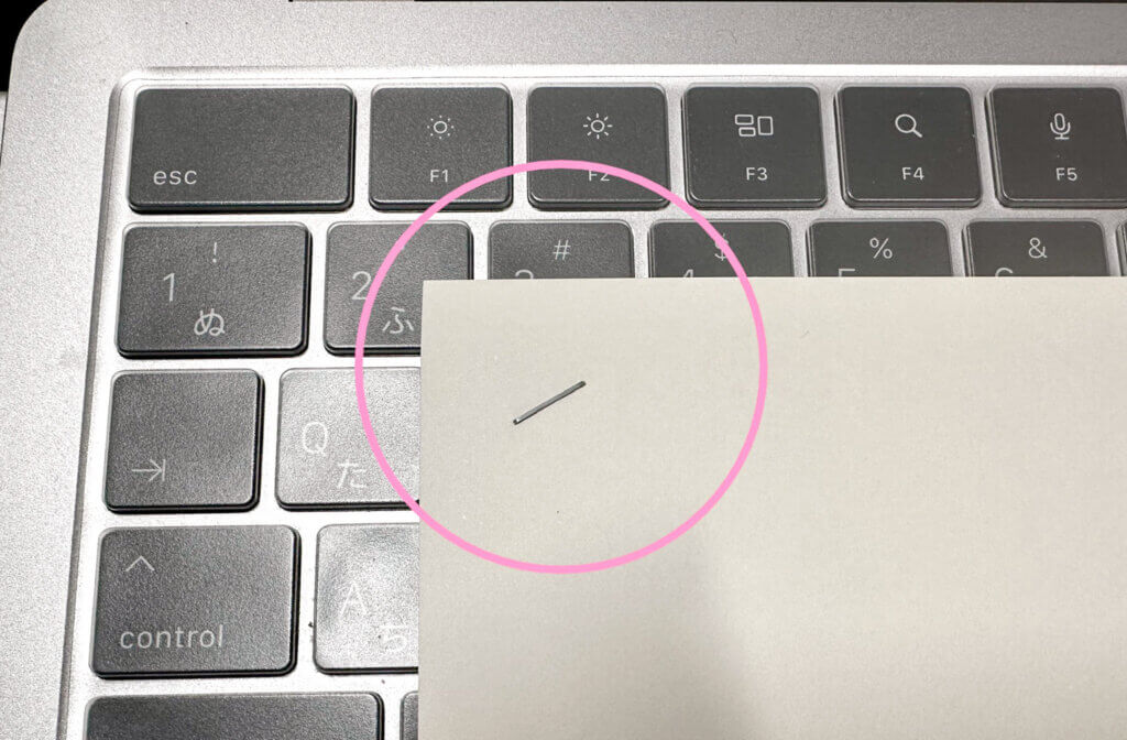 サービス業としての書類提出時、相手がめくりやすいよう45°角度でホッチキス留めした例。