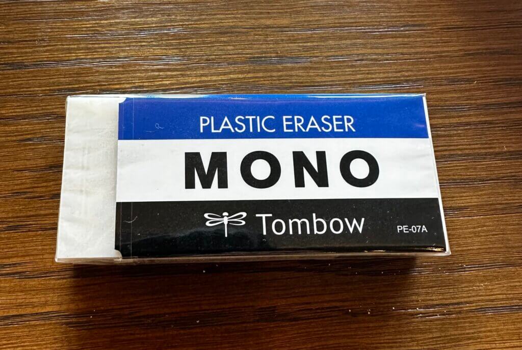 TombowのMONO消しゴム(PE-07A)の実物写真。木目のテーブルの上に置かれている。