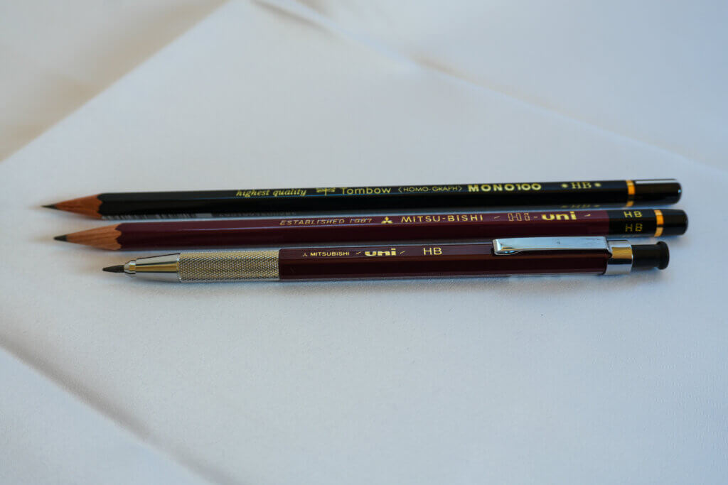 太芯筆記具フルラインナップ。上から「トンボ MONO100」「三菱鉛筆 Hi-uni」「三菱鉛筆ユニホルダー」。