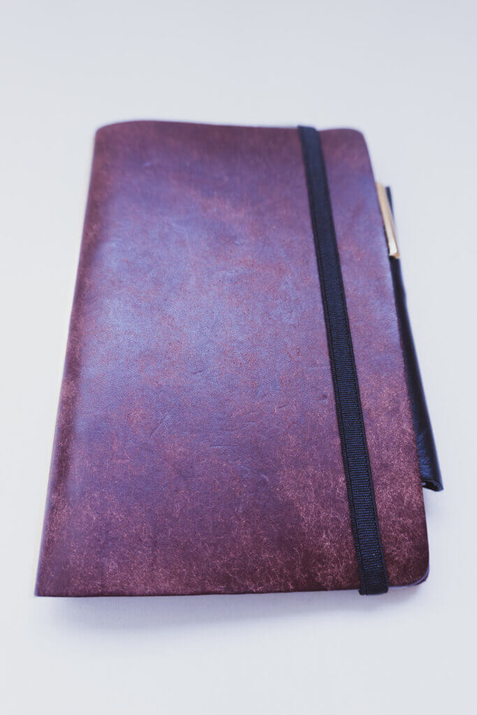 プロッターリスシオ（ワインカラー）のバイブルサイズ手帳を閉じた状態で撮影した写真。