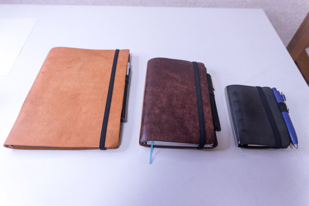 プロッター システムバインダー「A5・バイブル・M5」サイズの3冊を横並びに比較した写真