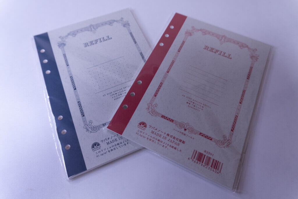 ツバメノートのA5サイズリフィル2種類（ドットと横罫）が並んだ写真