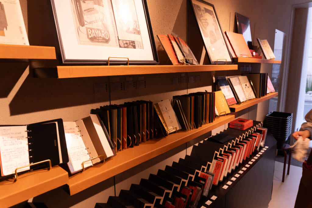 PLOTTER TOKYO 店内の様子。整然と配置された革と紙の道具が並ぶ。