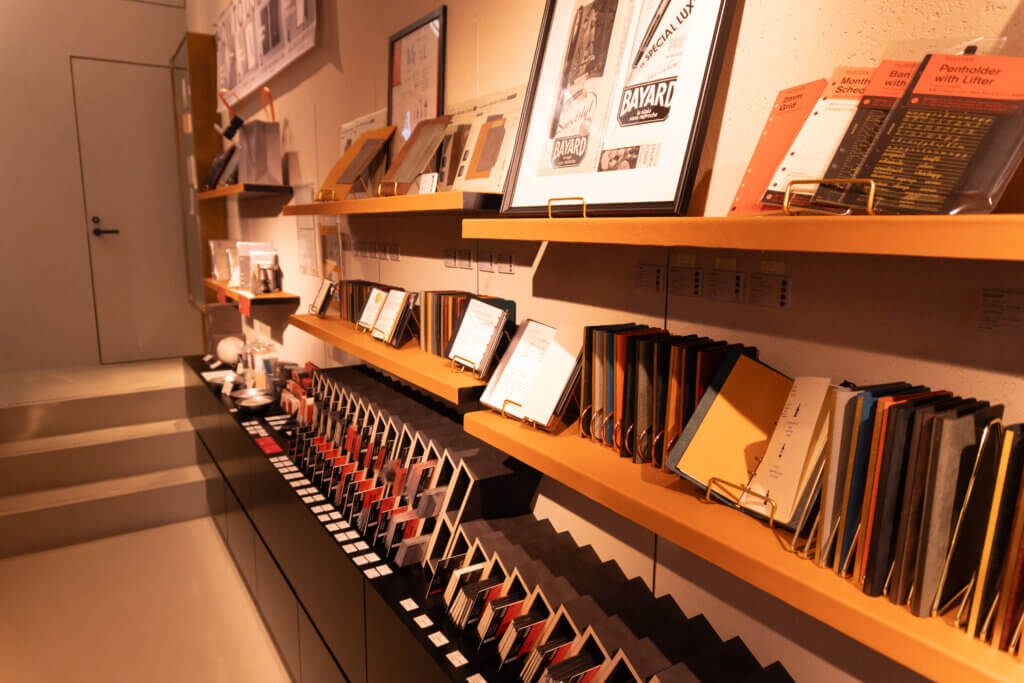PLOTTERの手帳やリフィルが展示された店内ディスプレイ。