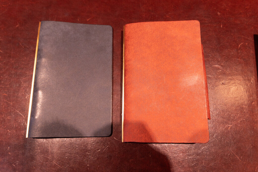 棚に並ぶPLOTTERのバイブルサイズ手帳カバー。革の表情が静かに際立つ。