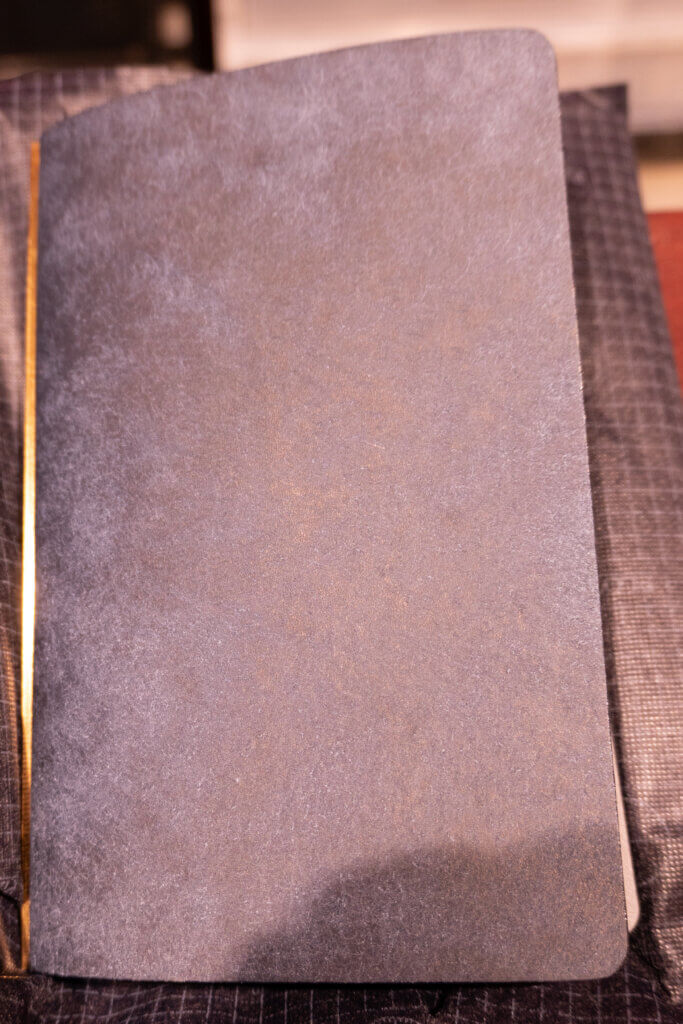 ネイビーのPLOTTERバイブルサイズ手帳カバー。深く沈むような色味。
