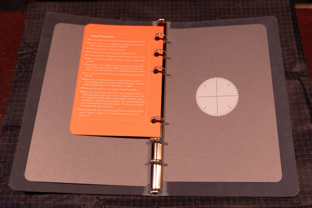 開封したPLOTTERバイブルサイズバインダー ネイビー。革とリング、リフィルが調和した美しい構成。