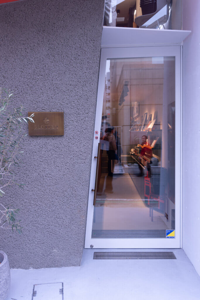 PLOTTER TOKYO のエントランス。ガラス越しに整然と並ぶ多くの手帳が見える。