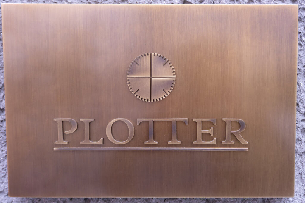 PLOTTER TOKYO のエントランスに掲げられた真鍮プレート。静かな気品を感じる入口の佇まい。