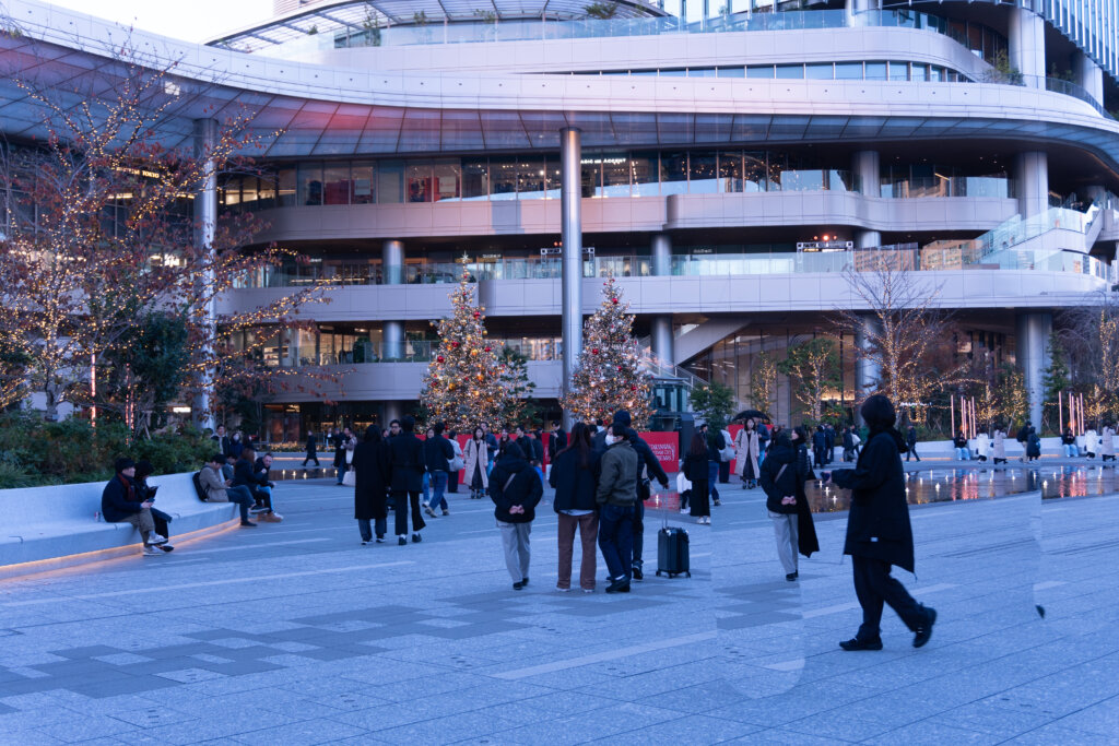 JR新駅”高輪ゲートウェイ”周辺の新しい街並みと高層ビル群。イベント帰りに散歩しながら都市の空気を感じた風景