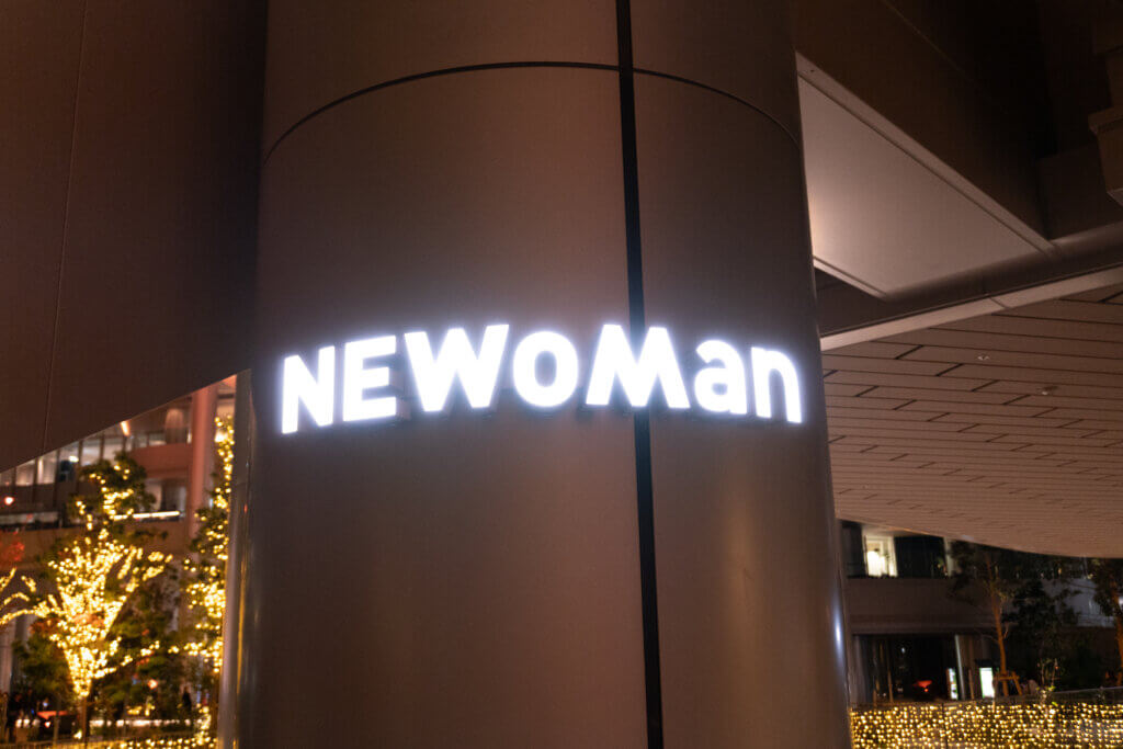 高輪ゲートウェイの称号施設”NEWoMAN”のネオンサイン。