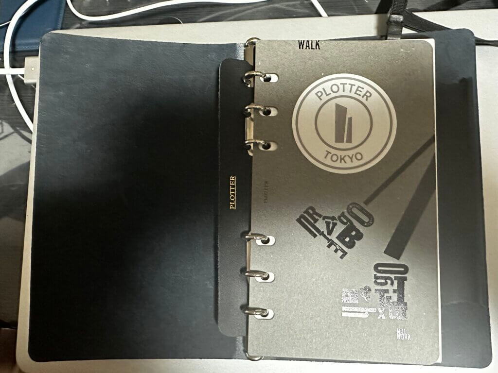 机上に置かれたPLOTTERバイブルサイズバインダー。未来の思考を受け止める“器”。