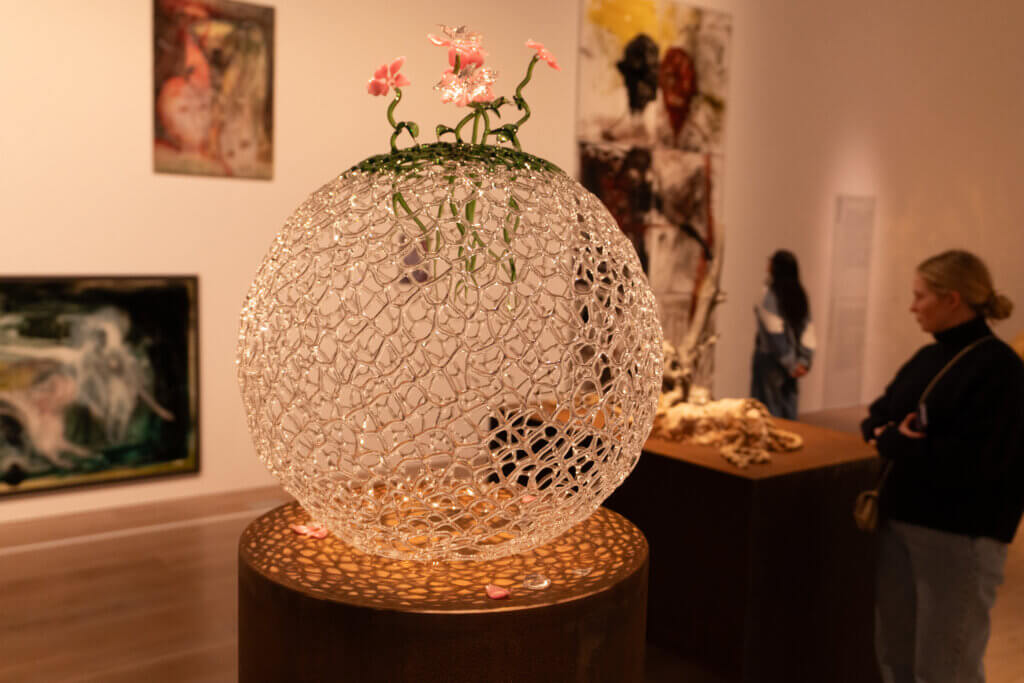 六本木クロッシング2025に展示されたガラスの球体作品のインスタレーション全景