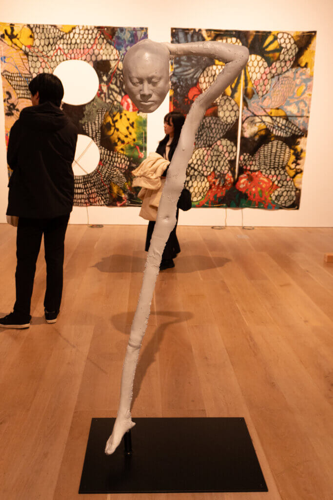 頭部と脚部だけで構成された人物像の彫刻作品（正面）