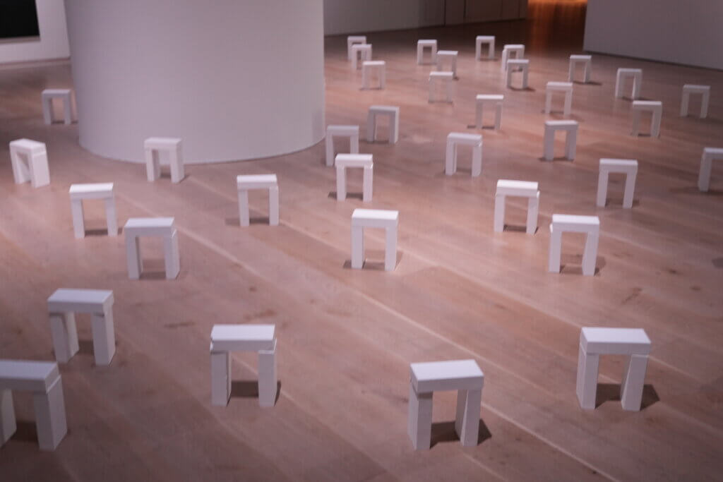 オスロ出身、ガーター・アイダ・アイナーソンの古代遺跡を彷彿とさせる石膏彫刻作品。