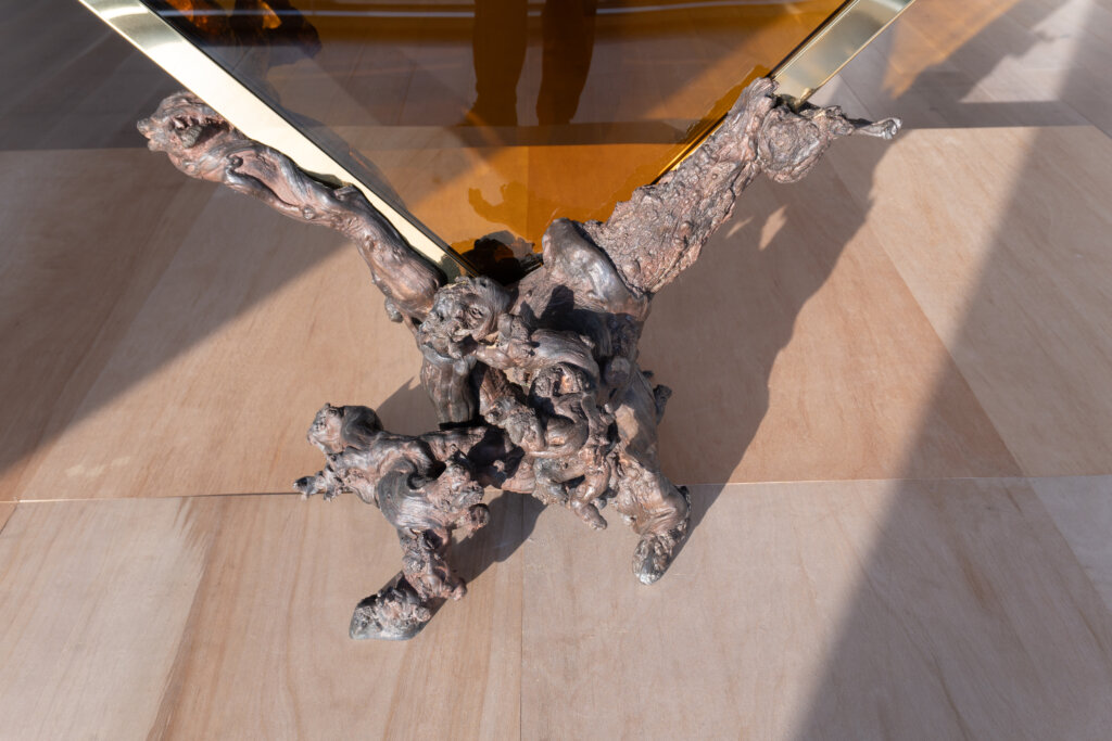 ブランデー色のガラス容器を支える葡萄の木を模したブロンズ台座