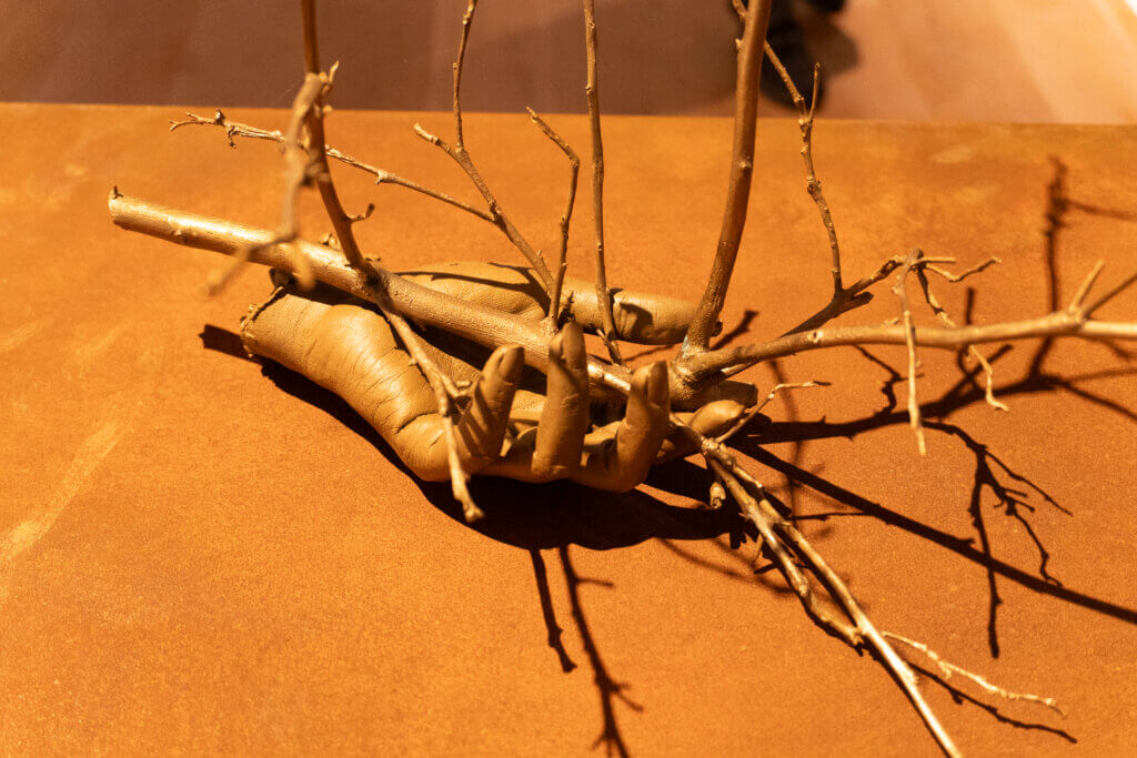 現代アート展「六本木クロッシング 2025」出展作品 ──「《証人〈アルタデナ〉2025》ケリー・アカシ」