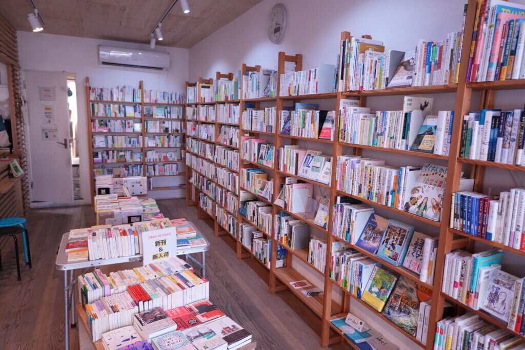 ポルべニールブックストア店内の本棚|思想や社会問題を扱う書籍が並ぶ空間