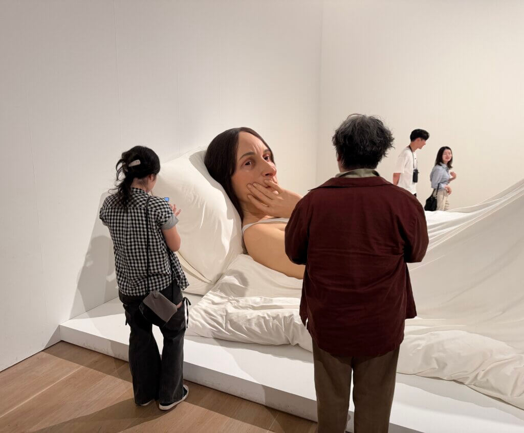 ロン・ミュエク《イン・ベッド》の女性の表情
